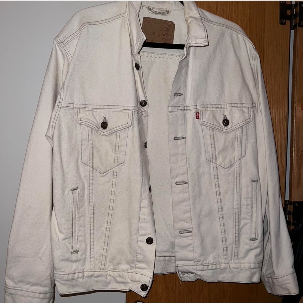 Vintage, white Levi’s denim jacket